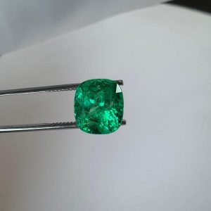 Emeraude Colombienne en coussin 5.59 ct certifiée