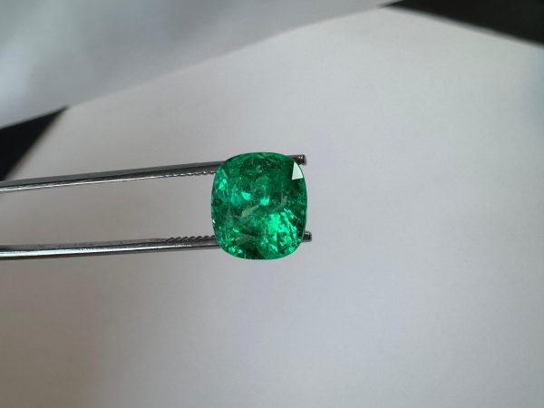 Emeraude Colombienne en coussin 5.59 ct certifiée – Image 2