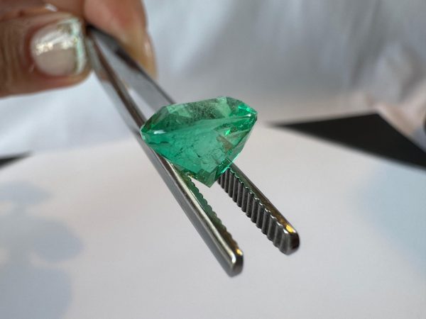 Emeraude Colombienne en coussin 5.59 ct certifiée – Image 3
