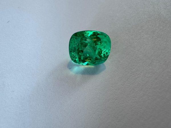 Emeraude Colombienne en coussin 5.59 ct certifiée