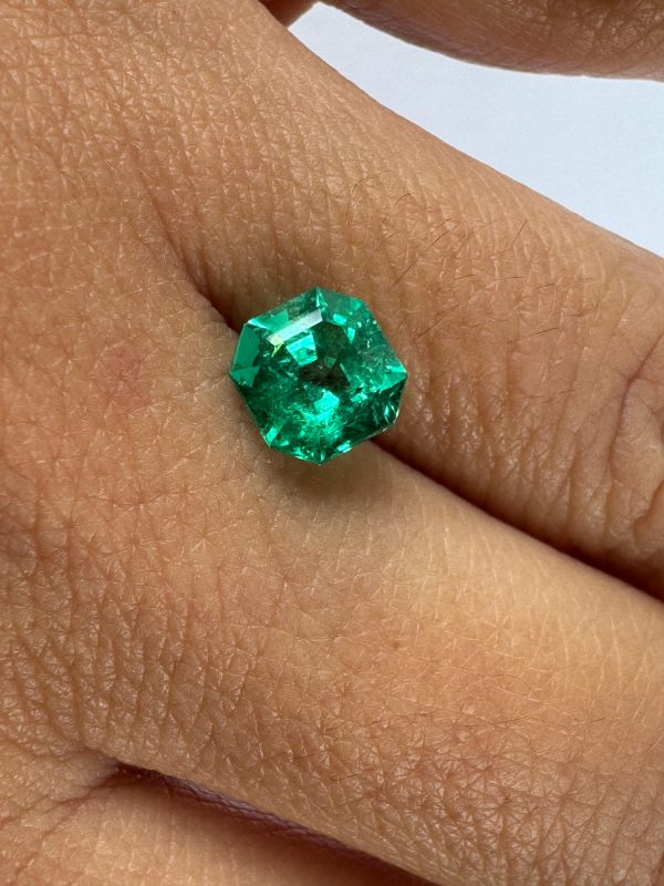 Emeraude Carrée 1.31 Cts Certifiée – Image 3