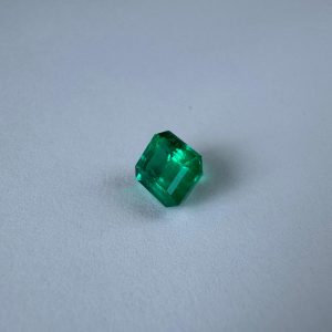Emeraude Colombienne en carrée 1.58 cts certifiée