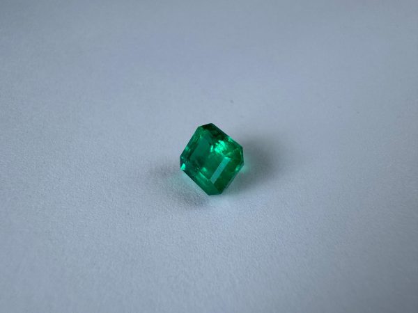 Emeraude Colombienne en carrée 1.58 cts certifiée – Image 2