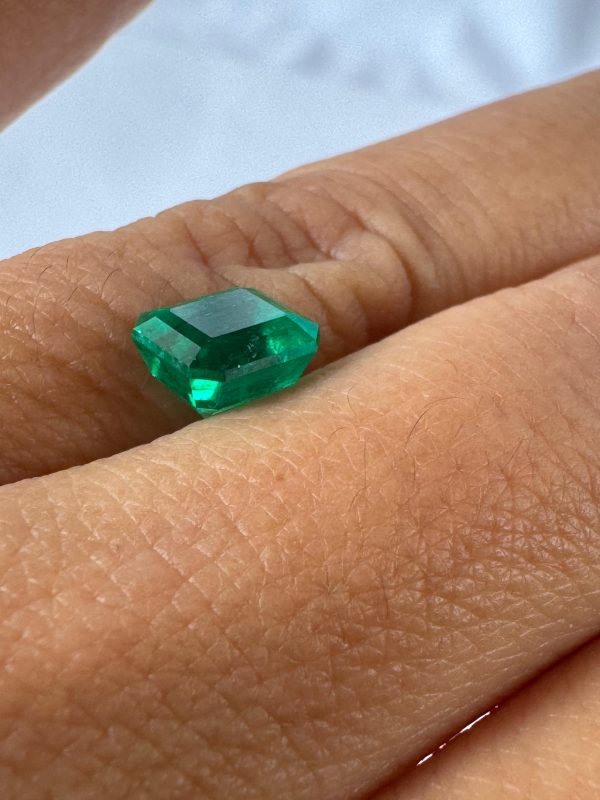 Emeraude Colombienne en carrée 1.58 cts certifiée – Image 3