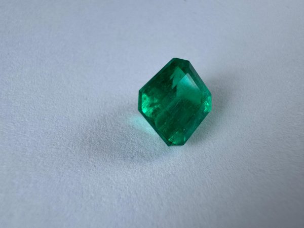 Emeraude Colombienne en carrée 1.58 cts certifiée – Image 4