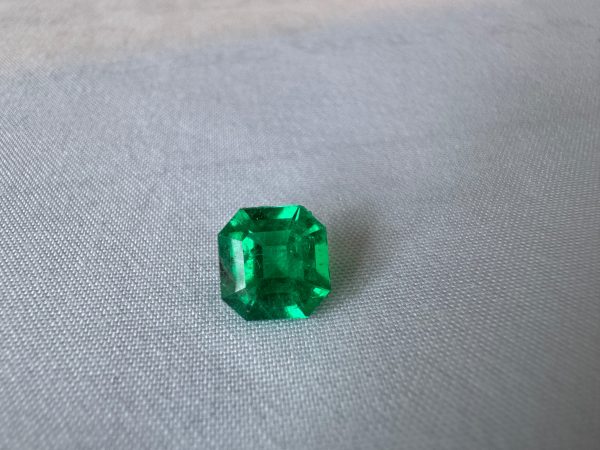 Emeraude Carrée 1.77 Cts Certifiée