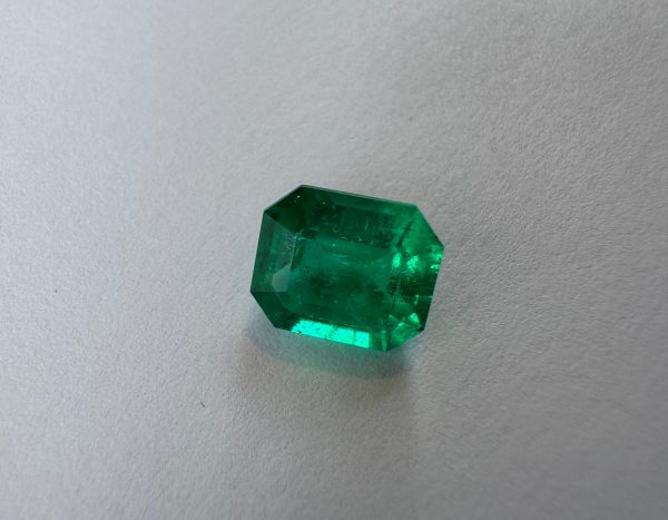 Emeraude Colombienne en carrée 3.20 cts certifiée – Image 2