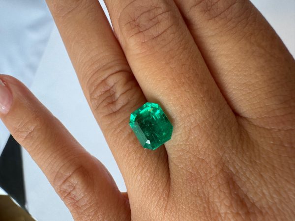 Emeraude Colombienne en carrée 3.20 cts certifiée – Image 3