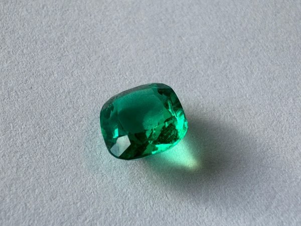 Emeraude Colombienne en coussin 1.81 cts certifiée – Image 3