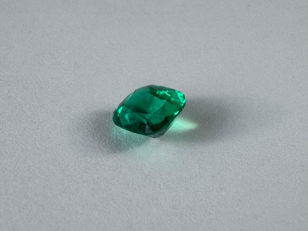 Emeraude Colombienne en coussin 1.81 cts certifiée – Image 4