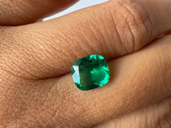 Emeraude Colombienne en coussin 1.81 cts certifiée – Image 5
