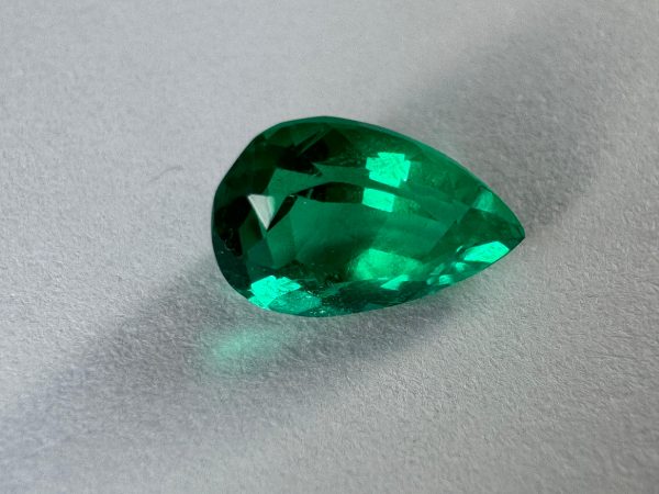 Emeraude Colombienne en Poire 1.04 cts certifiée – Image 3