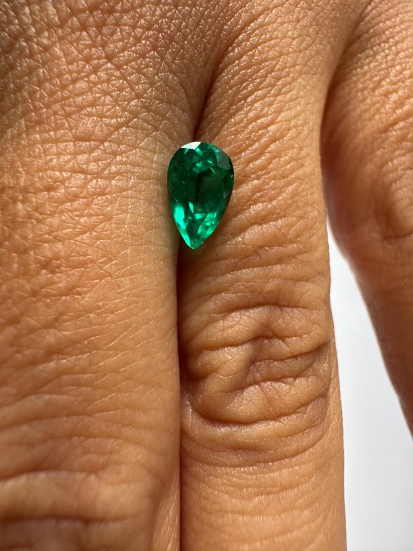 Emeraude Colombienne en Poire 1.04 cts certifiée – Image 4