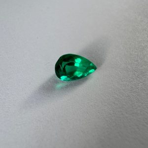 Emeraude Colombienne en Poire 1.04 cts certifiée
