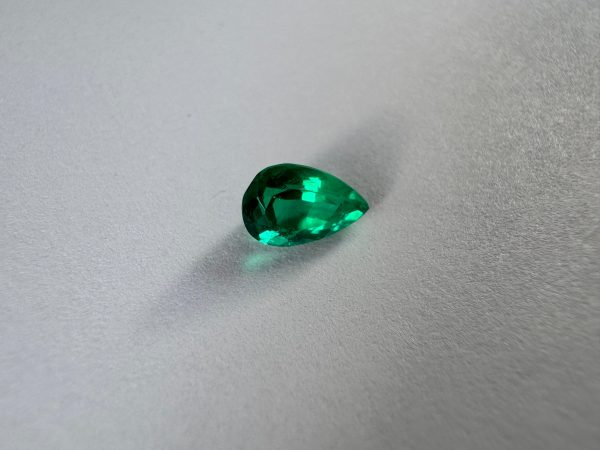 Emeraude Colombienne en Poire 1.04 cts certifiée